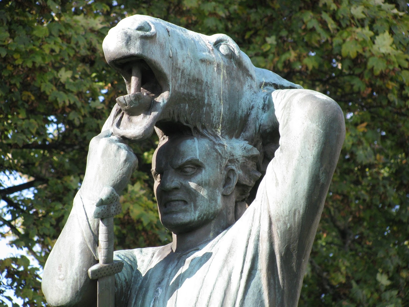 Egil_Skallagrimsson_raising_the_ni_sto_ng-_a_powerful_statue_by_Norwegian_sculptor_Gustav_Vigeland.jpg